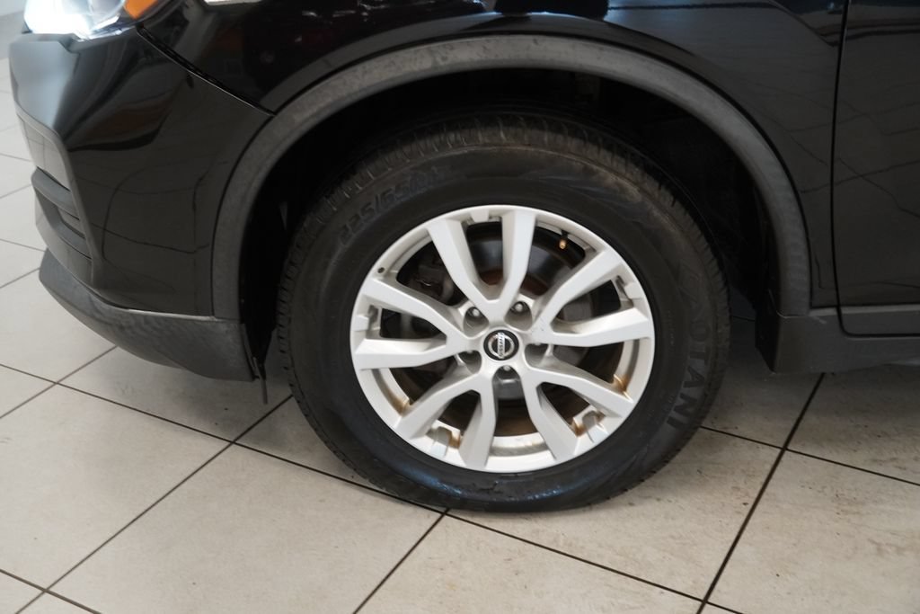 Used 2018 Nissan Rogue SV AWD/4WD image 16