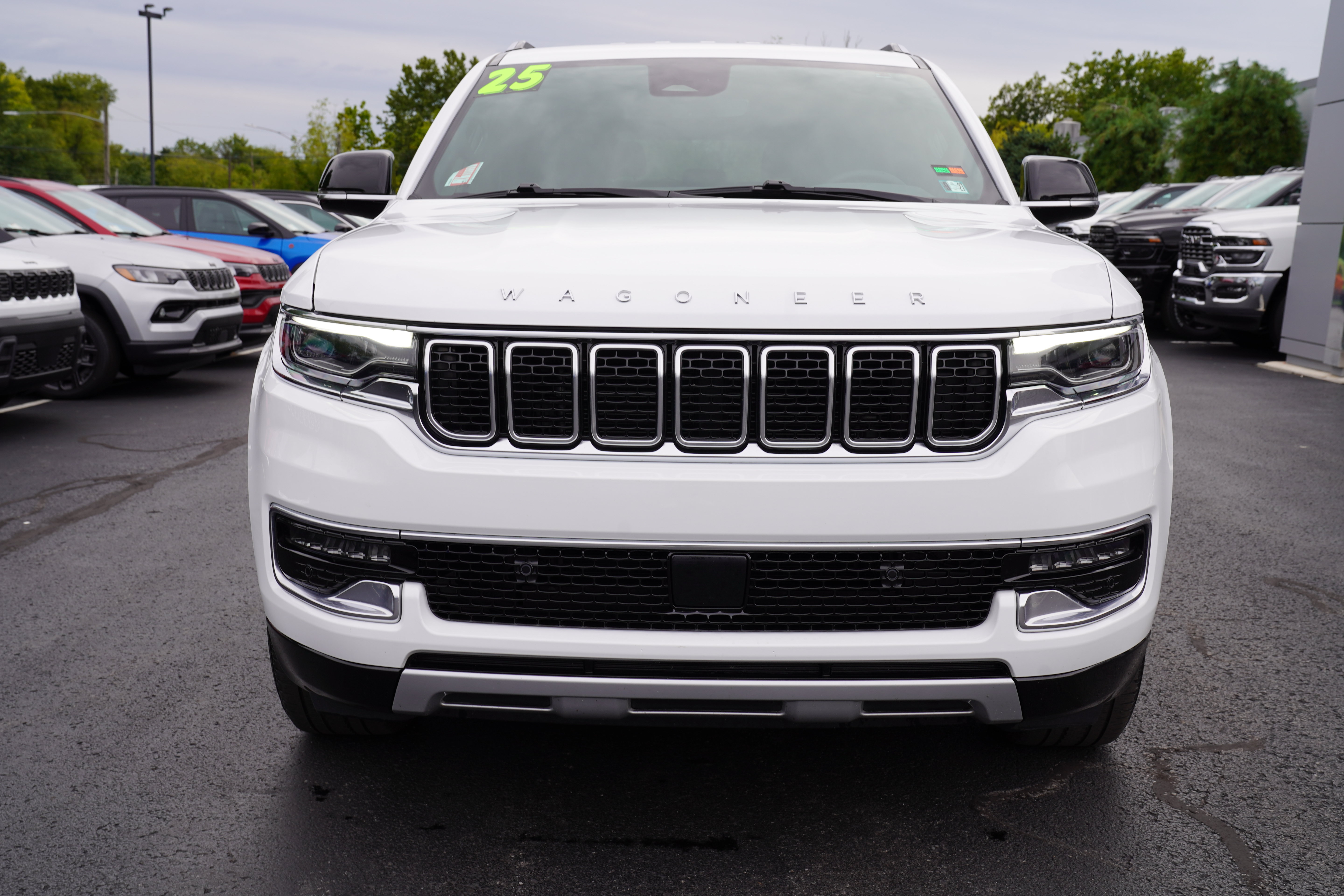 Used 2025 Jeep Wagoneer L Series II w/ 8-pass Seating Package AWD/4WD image 12