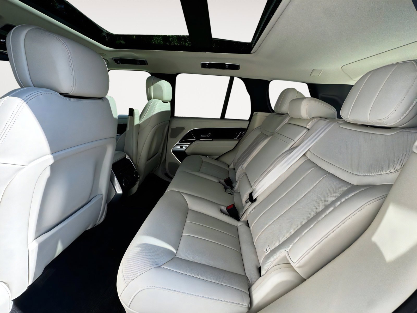 New 2025 Land Rover Range Rover SE image 13