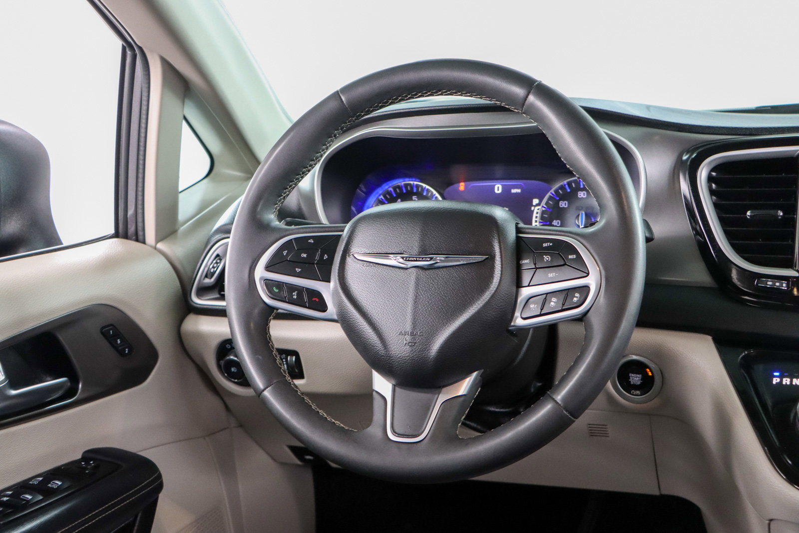 Used 2023 Chrysler Pacifica Touring-L image 12