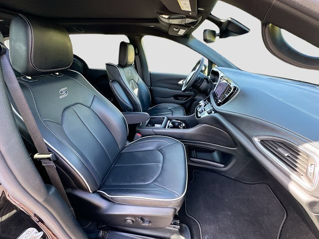 Used 2025 Chrysler Pacifica Limited w/ Uconnect Theater Family Group AWD/4WD image 33