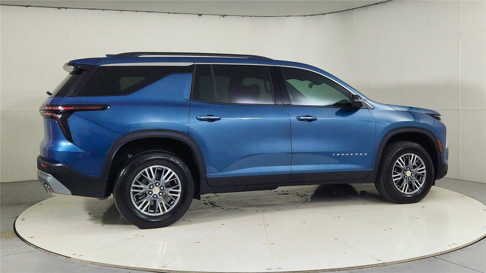 Used 2025 Chevrolet Traverse LT w/ Driver Confidence Package image 7