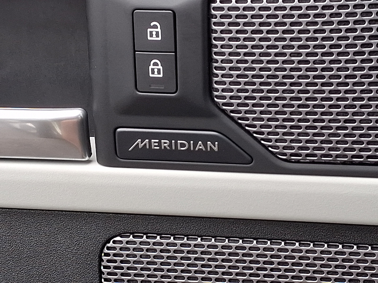 Used 2021 Land Rover Defender 90 First Edition AWD/4WD image 22