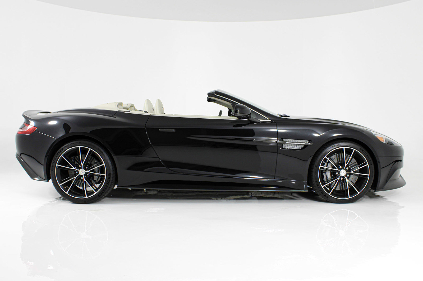 Used 2014 Aston Martin Vanquish Volante RWD image 12