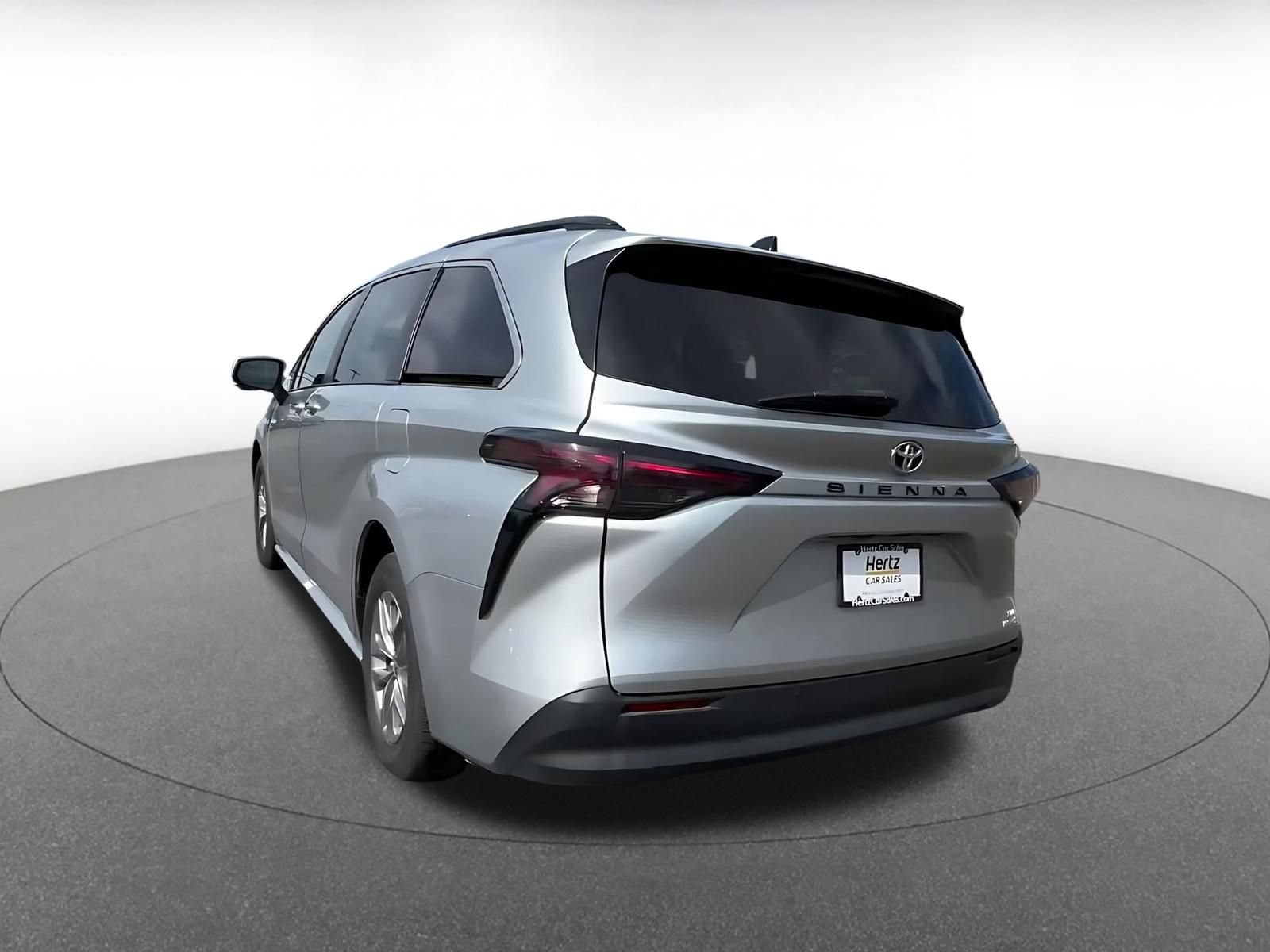 Used 2023 Toyota Sienna XLE FWD image 11