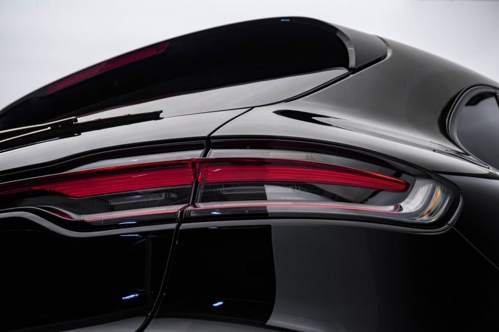 Certified 2025 Porsche Macan image 12