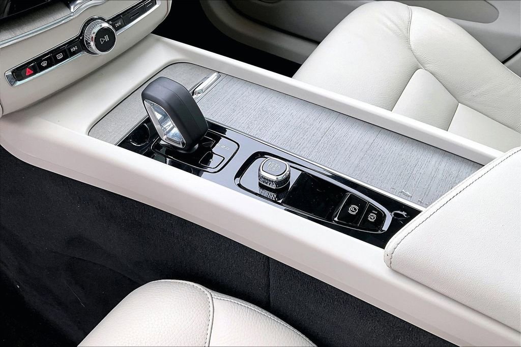 Certified 2023 Volvo XC60 B5 Plus image 17
