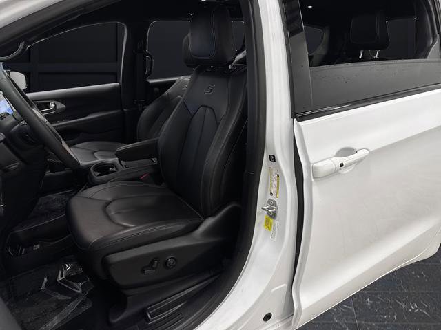 Used 2024 Chrysler Pacifica Select image 4