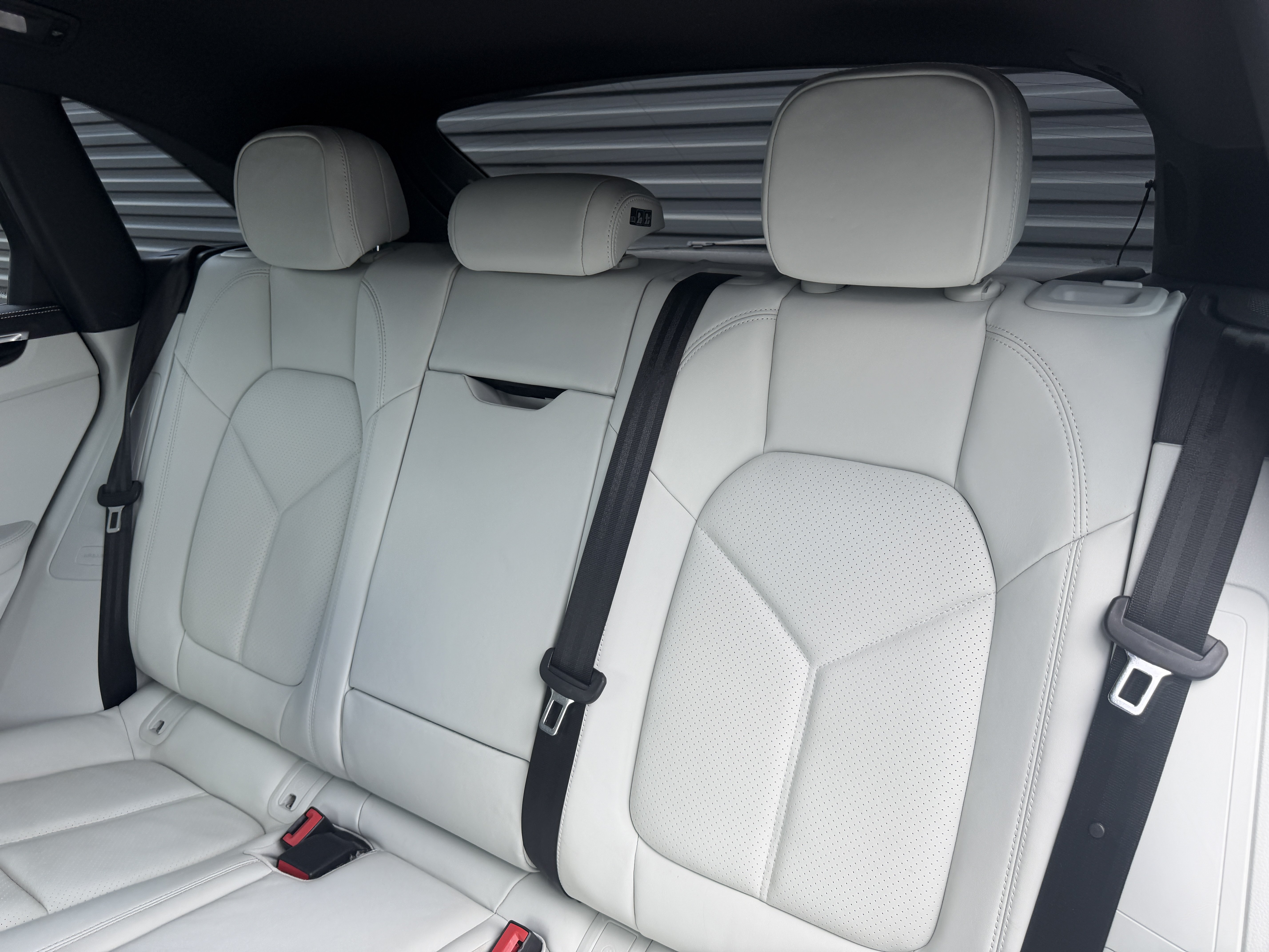 Certified 2024 Porsche Macan AWD/4WD image 16