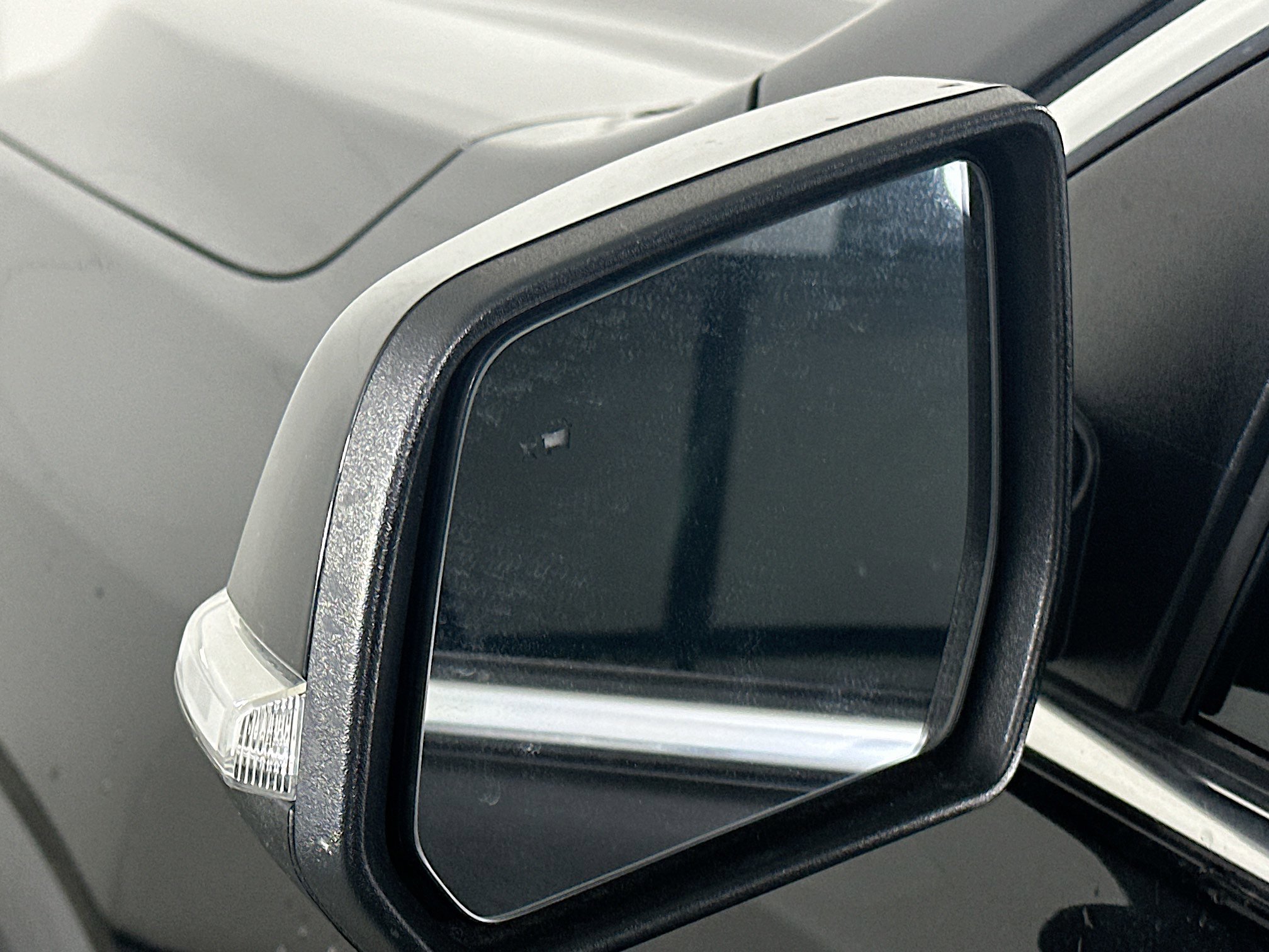 Used 2023 GMC Acadia SLE w/ Driver Convenience Package image 16