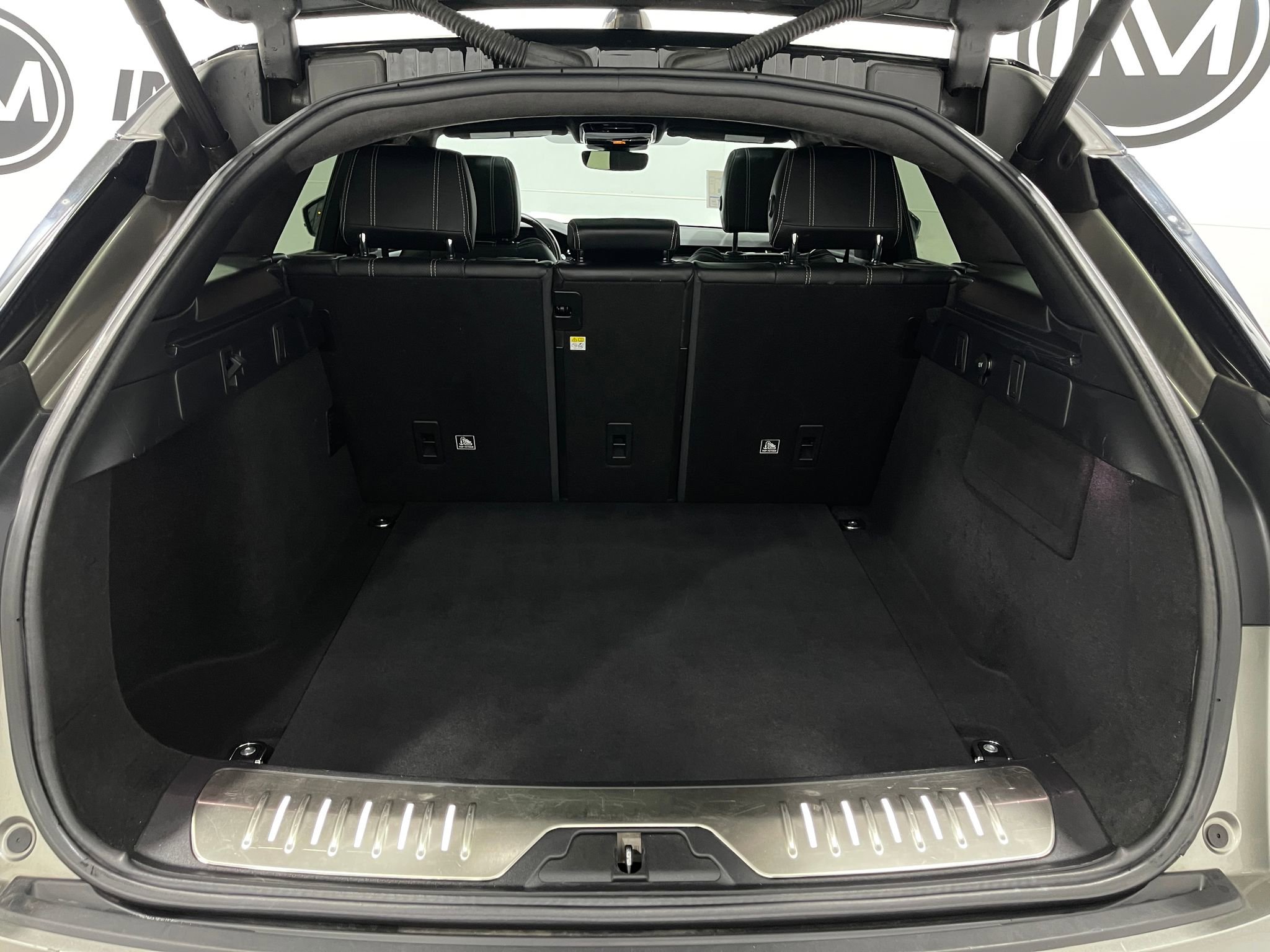 Used 2020 Land Rover Range Rover Velar R-Dynamic S image 28