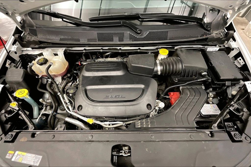 Used 2023 Chrysler Pacifica Limited FWD image 11