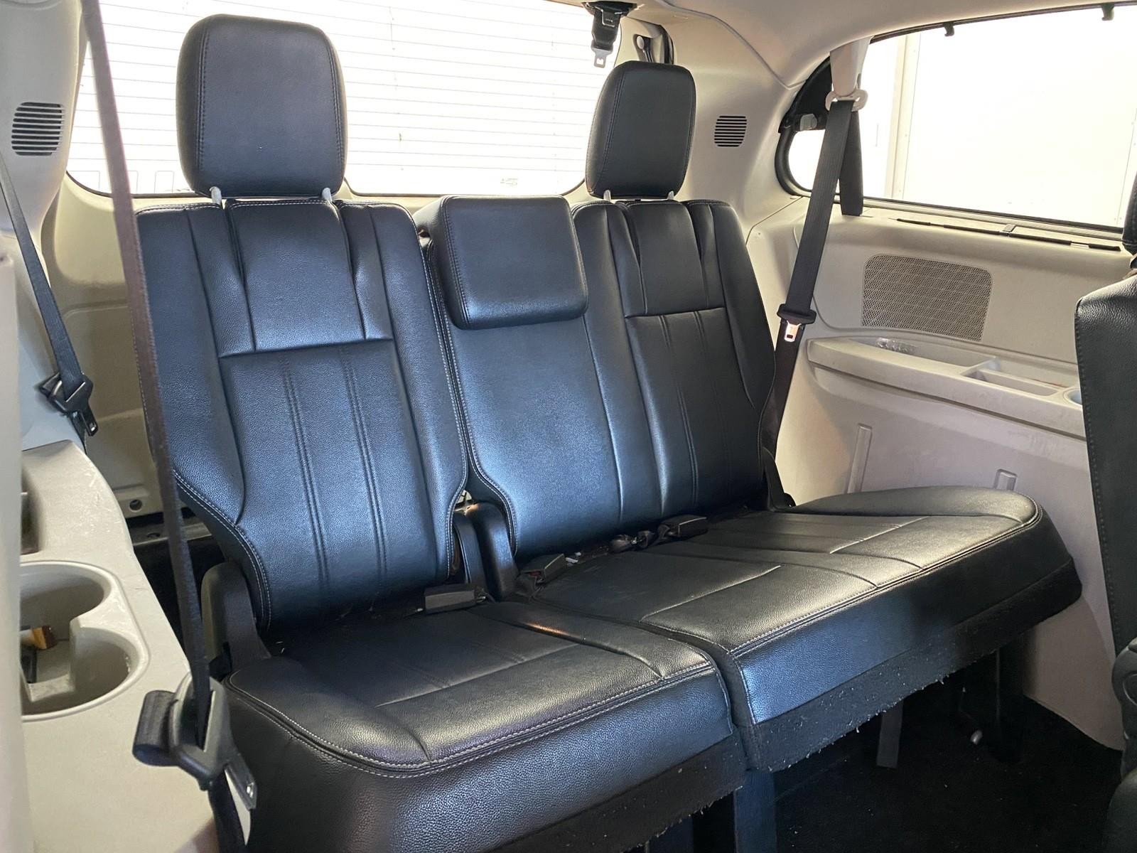 Used 2014 Chrysler Town & Country Touring image 12