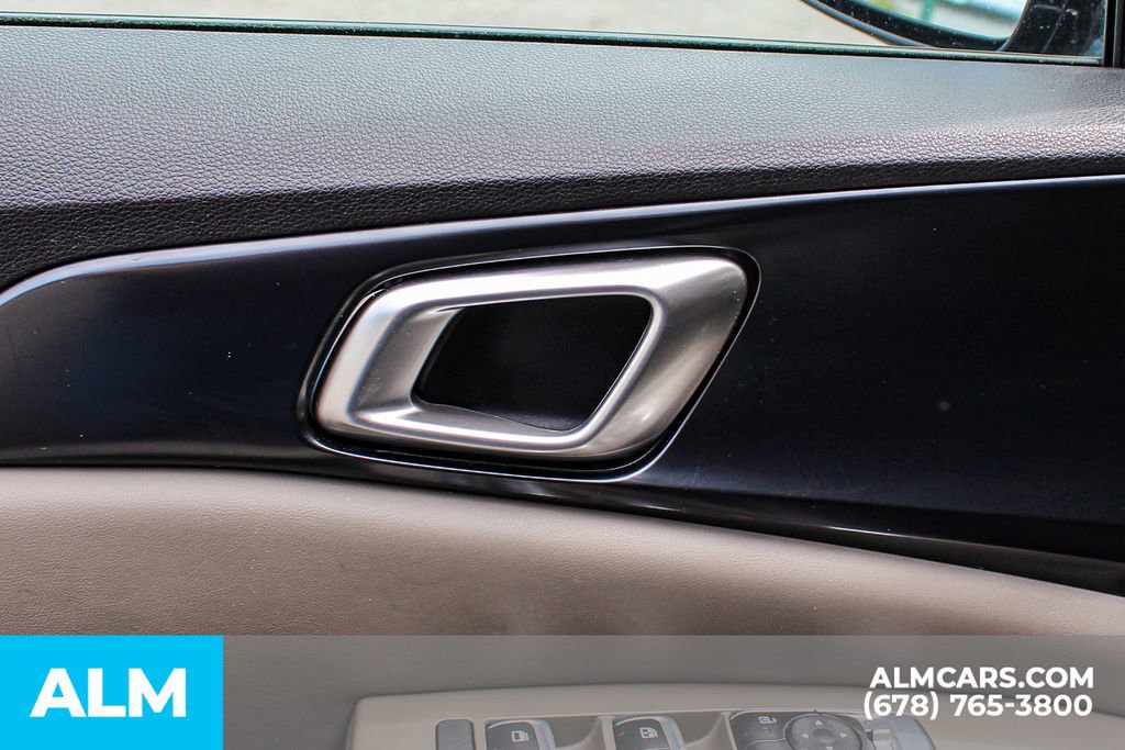 Used 2025 Kia Carnival FWD image 40