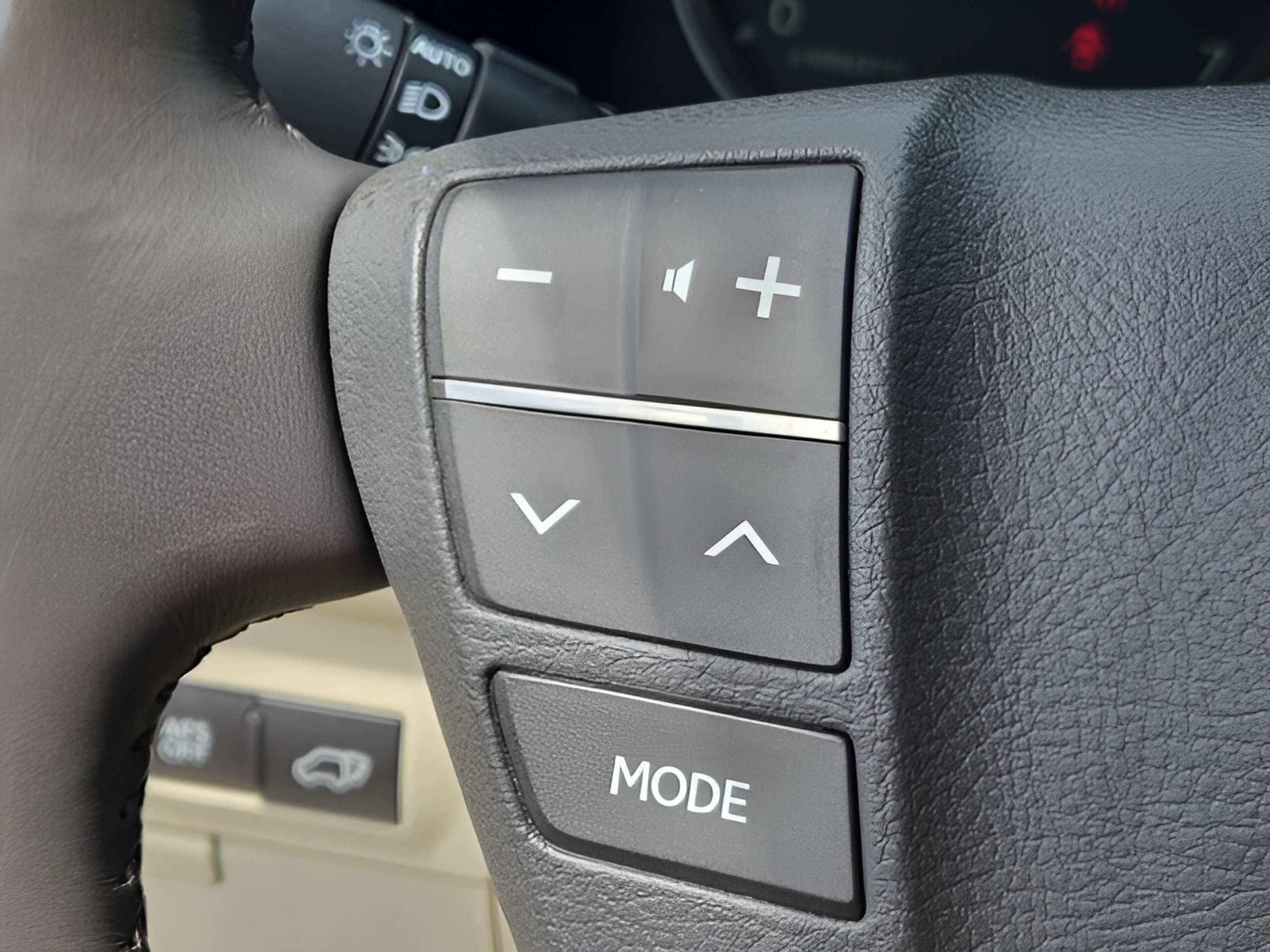 Used 2013 Lexus LX 570 4WD w/ Luxury Pkg image 27
