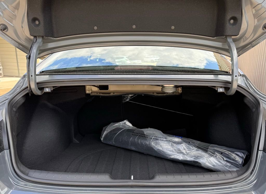 New 2026 Hyundai Elantra Limited image 17