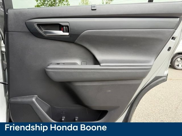 Used 2020 Toyota Highlander XLE AWD/4WD image 46