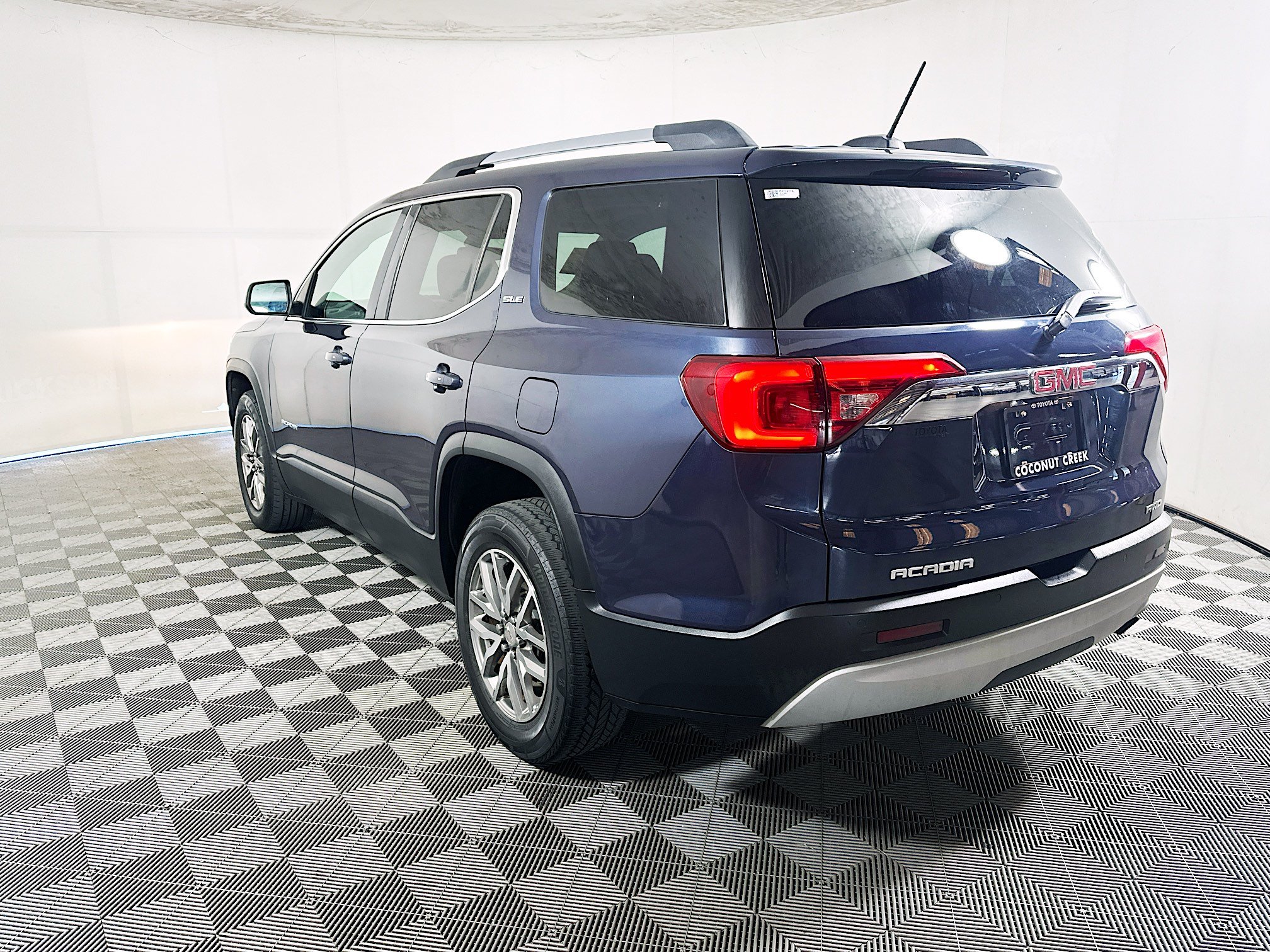Used 2019 GMC Acadia SLE w/ Driver Alert Package I AWD/4WD image 5