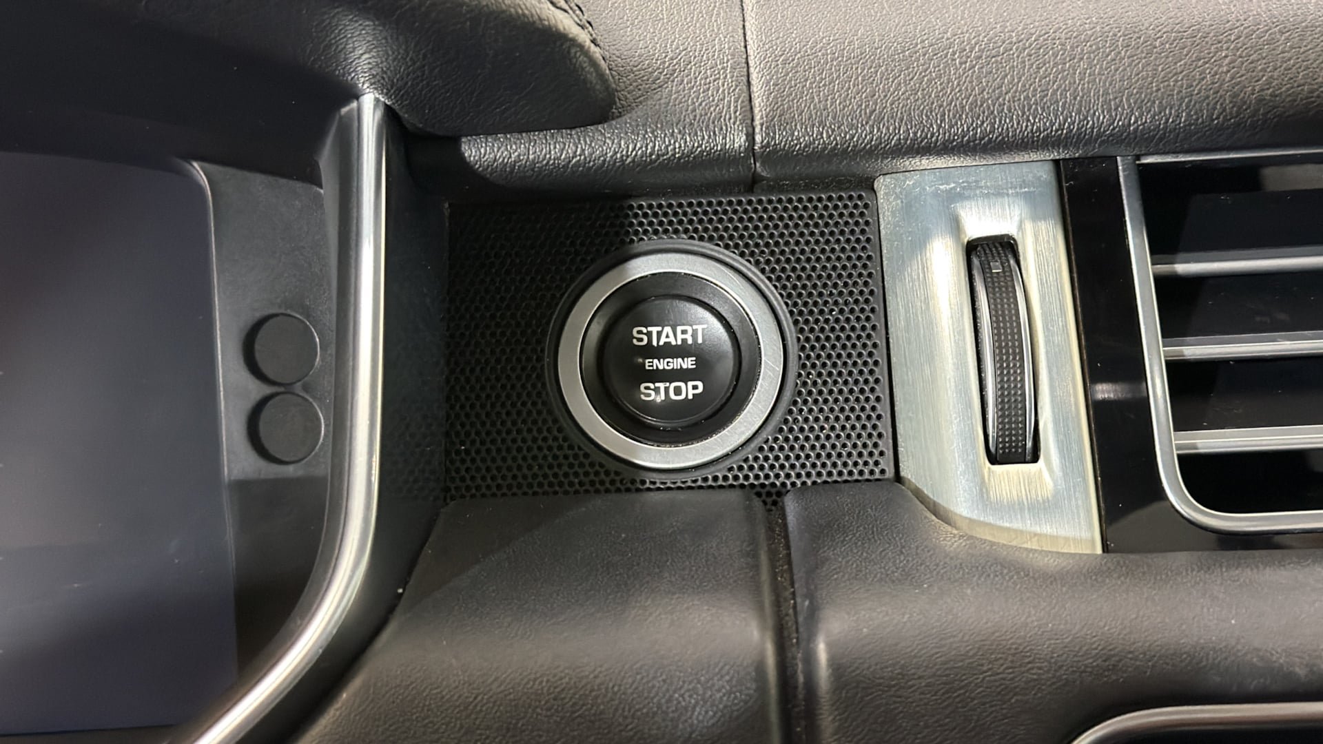 Used 2017 Land Rover Range Rover Supercharged AWD/4WD image 24