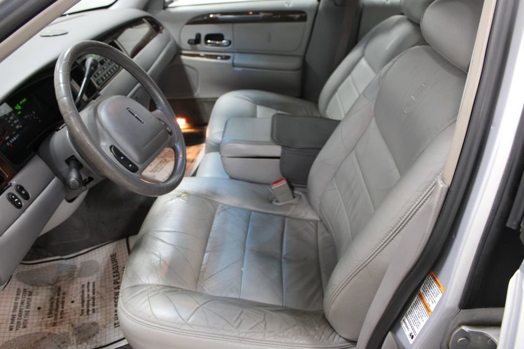 Used 2002 Lincoln Town Car Executive image 18