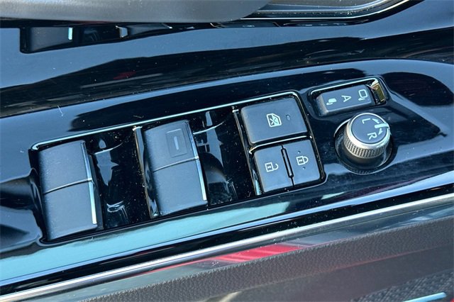 Used 2023 Subaru Solterra Limited image 12