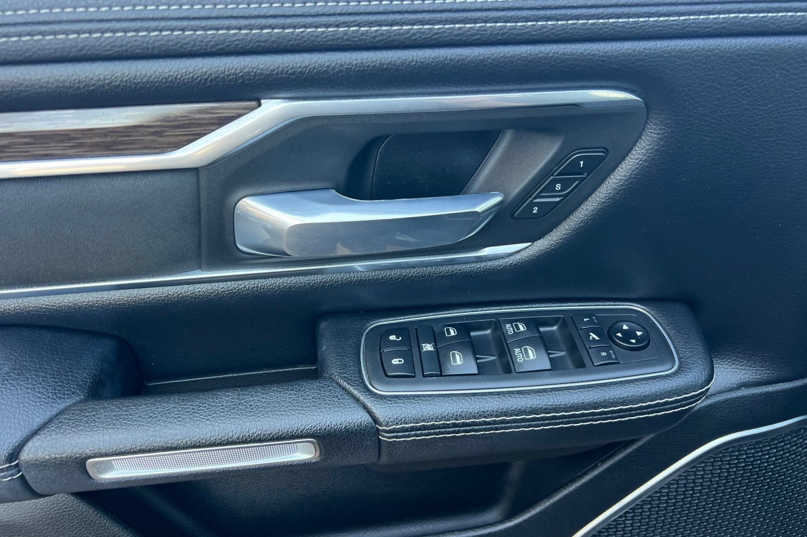 Used 2019 RAM 1500 Laramie AWD/4WD image 12