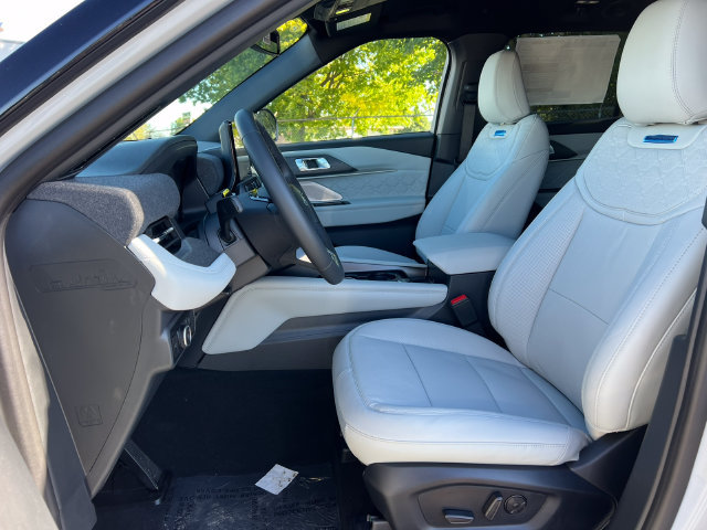 New 2027 Ford Explorer Platinum w/ LUX Leather Package AWD/4WD image 4