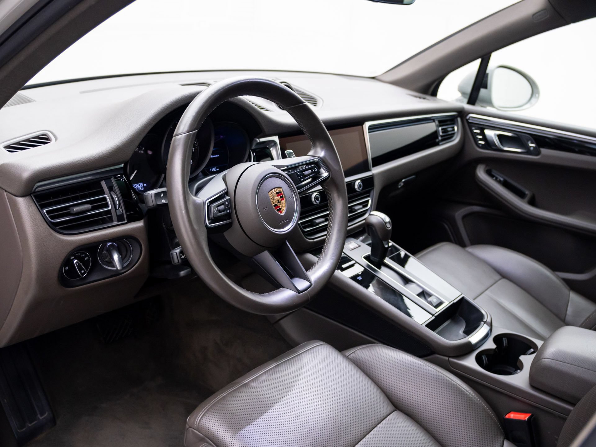 Certified 2023 Porsche Macan AWD/4WD image 4