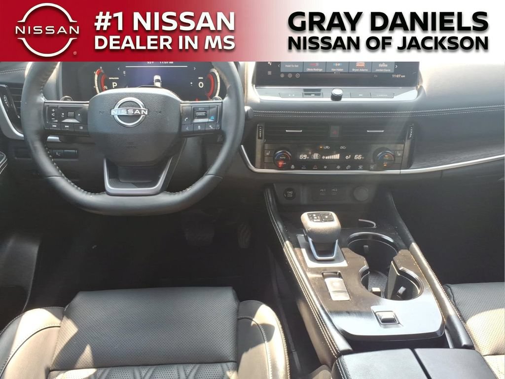 Certified 2025 Nissan Rogue Platinum w/ Tech Package FWD image 11