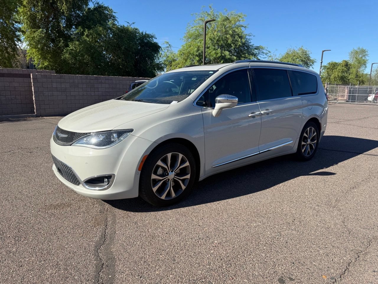 Used 2017 Chrysler Pacifica Limited w/ Advanced Safetytec Group