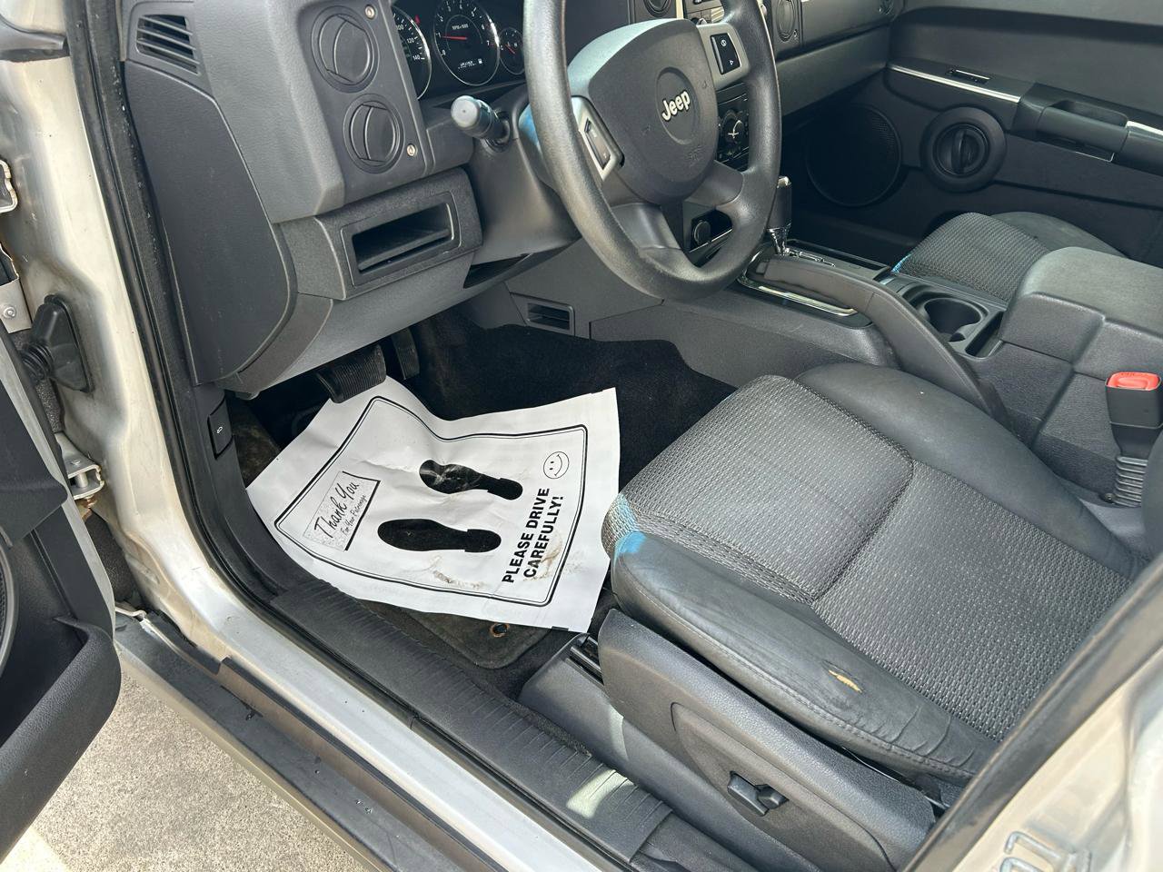 Used 2008 Jeep Commander Sport AWD/4WD image 9