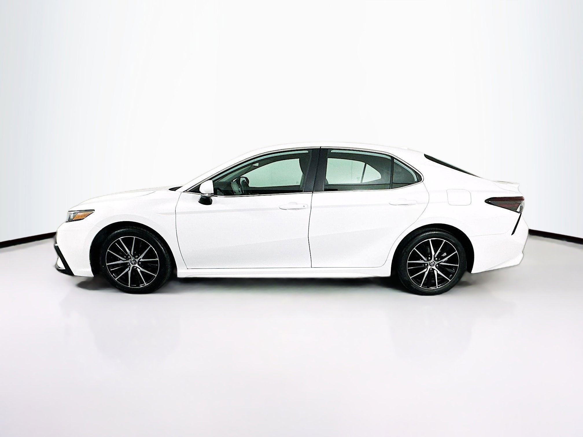 Used 2023 Toyota Camry SE FWD image 4