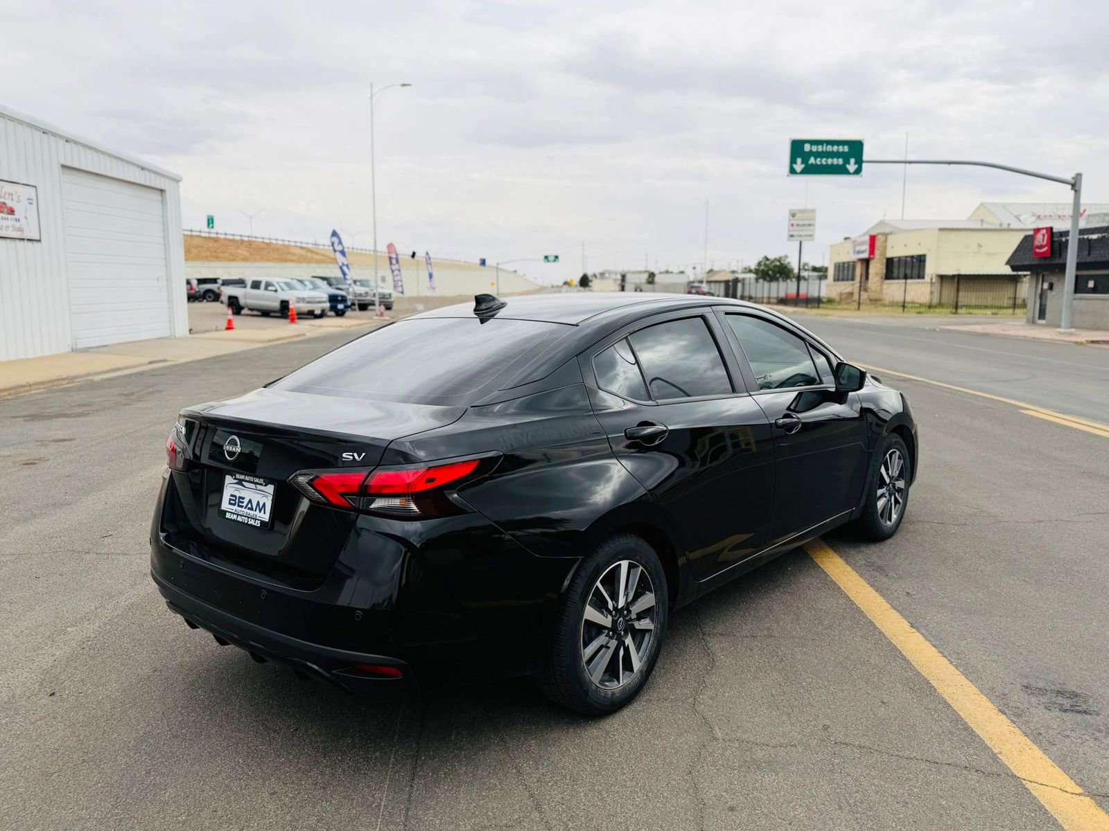 Used 2023 Nissan Versa SV FWD image 3