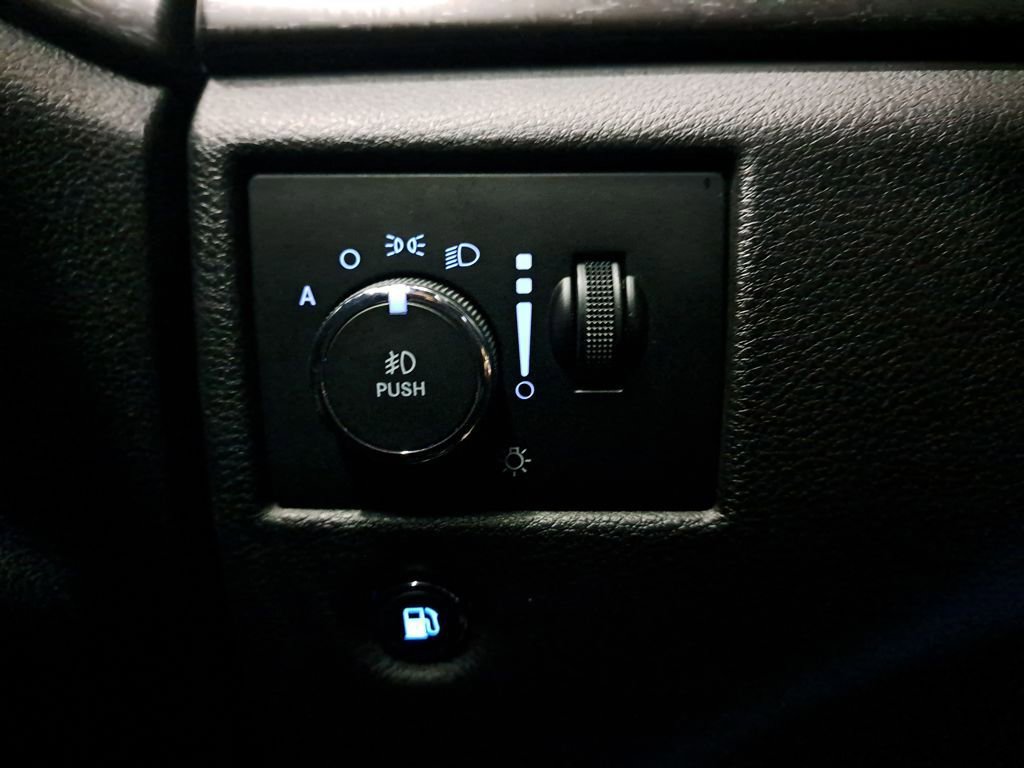 Used 2018 Jeep Grand Cherokee Altitude image 24