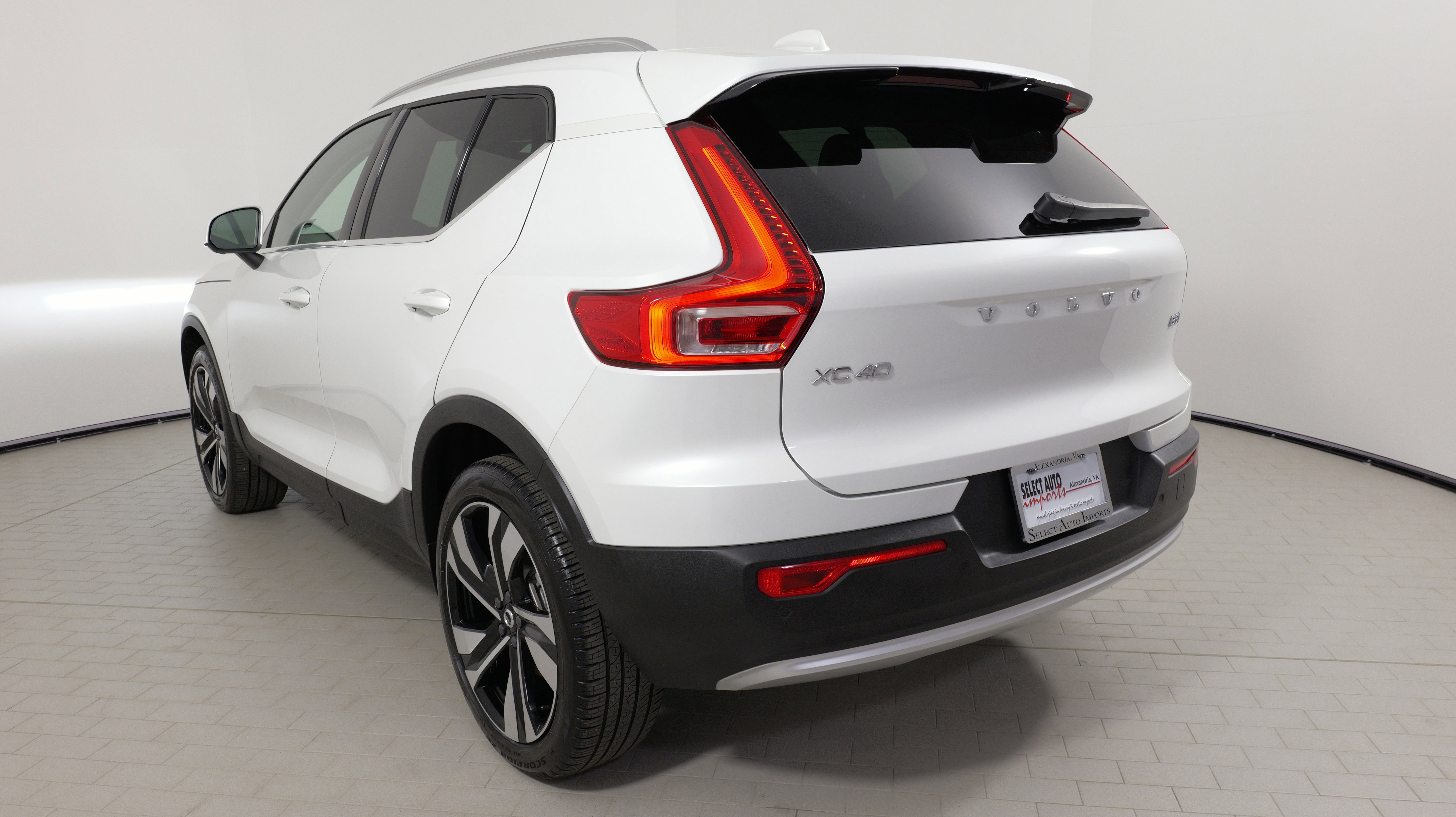 Used 2024 Volvo XC40 B5 Plus w/ Climate Package image 12