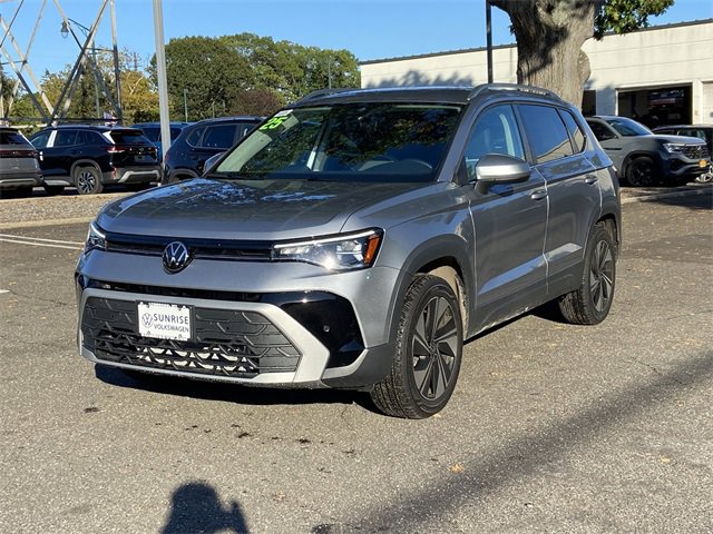 Used 2025 Volkswagen Taos SE image 9