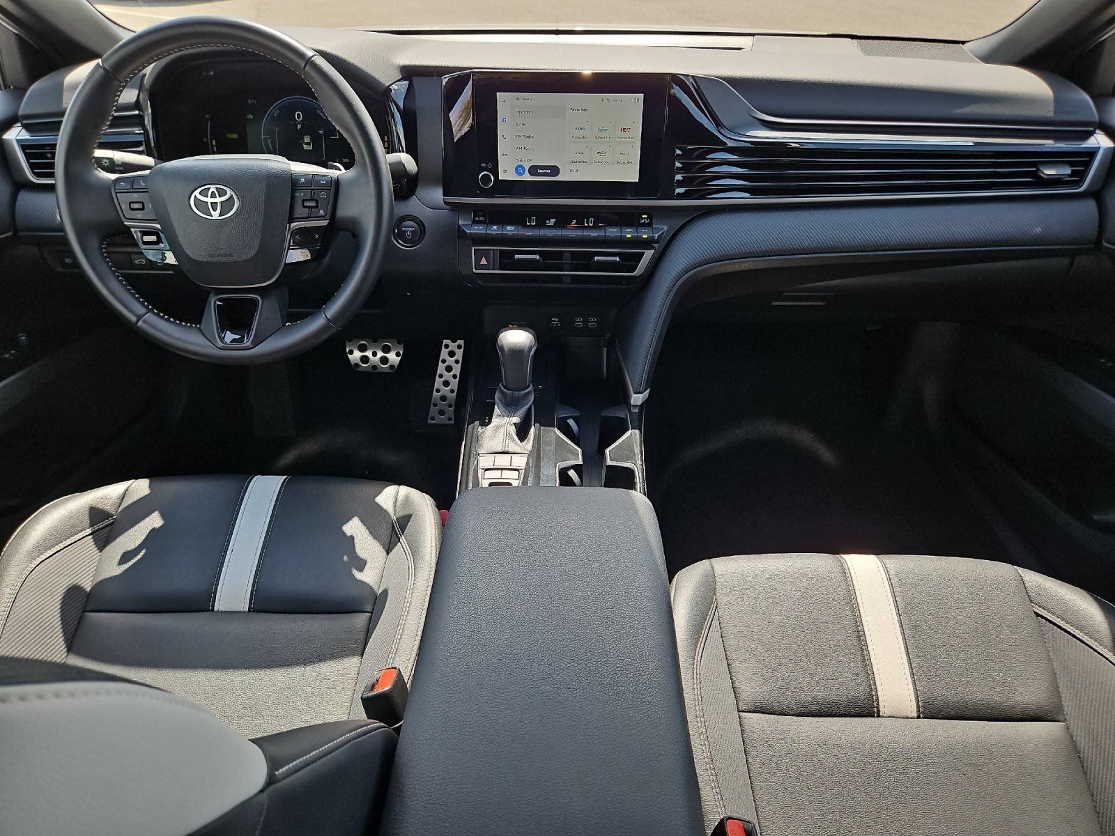 Used 2025 Toyota Camry SE FWD image 12