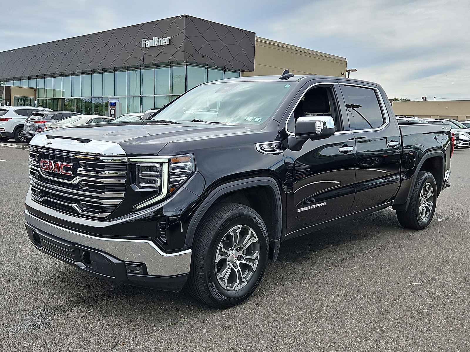 Used 2025 GMC Sierra 1500 SLT AWD/4WD image 3