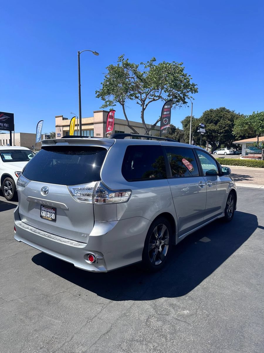 Used 2016 Toyota Sienna SE FWD image 3