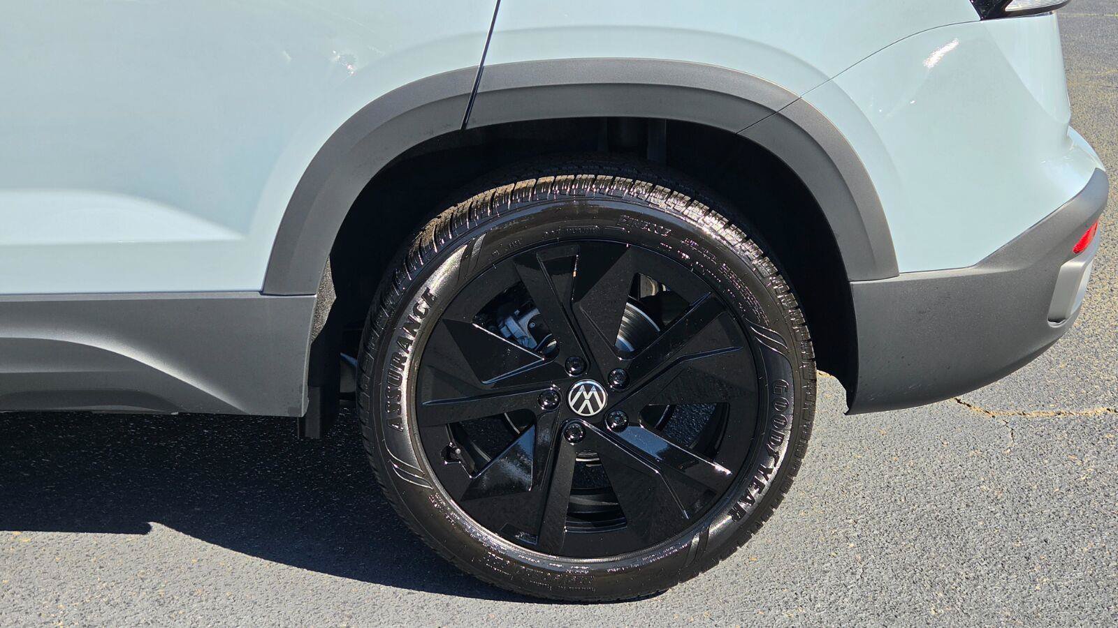 New 2027 Volkswagen Taos SE FWD image 11