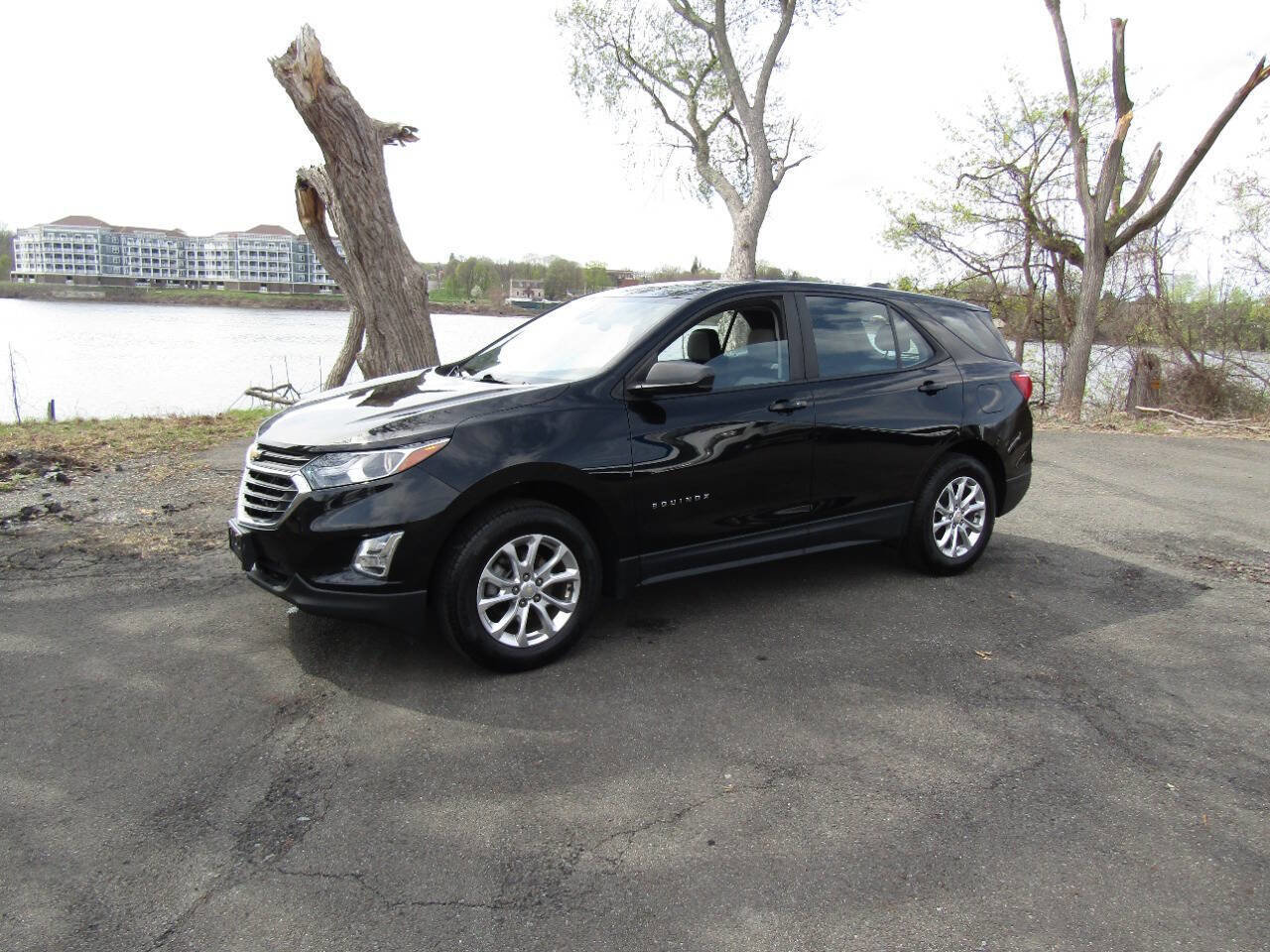 Used 2021 Chevrolet Equinox LS AWD/4WD image 2