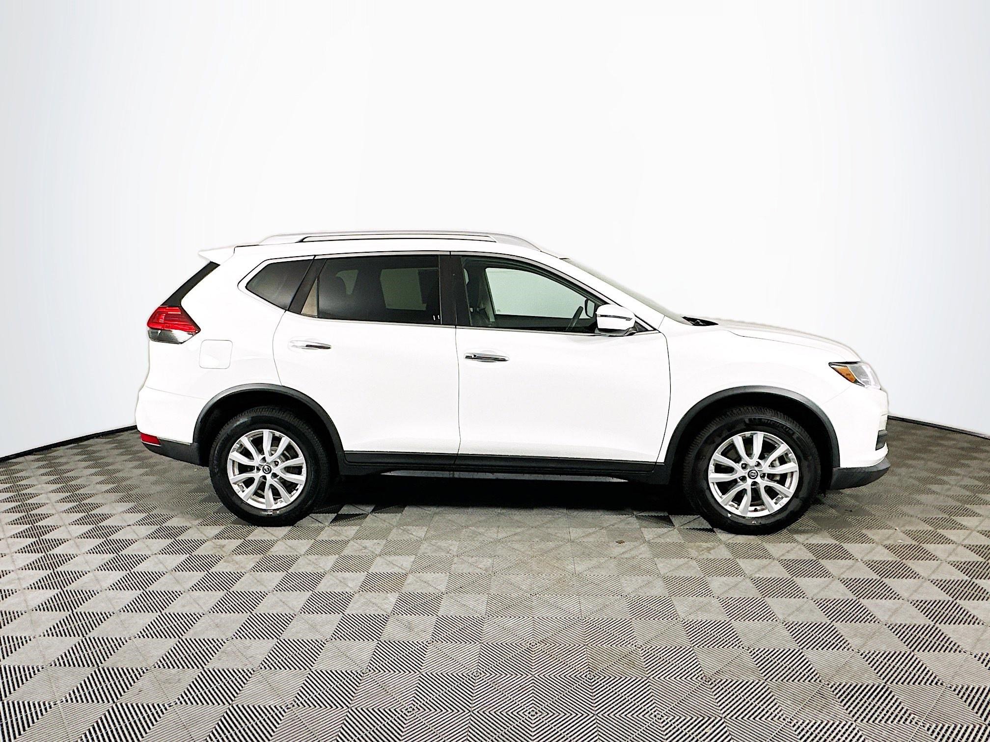 Used 2017 Nissan Rogue SV image 8