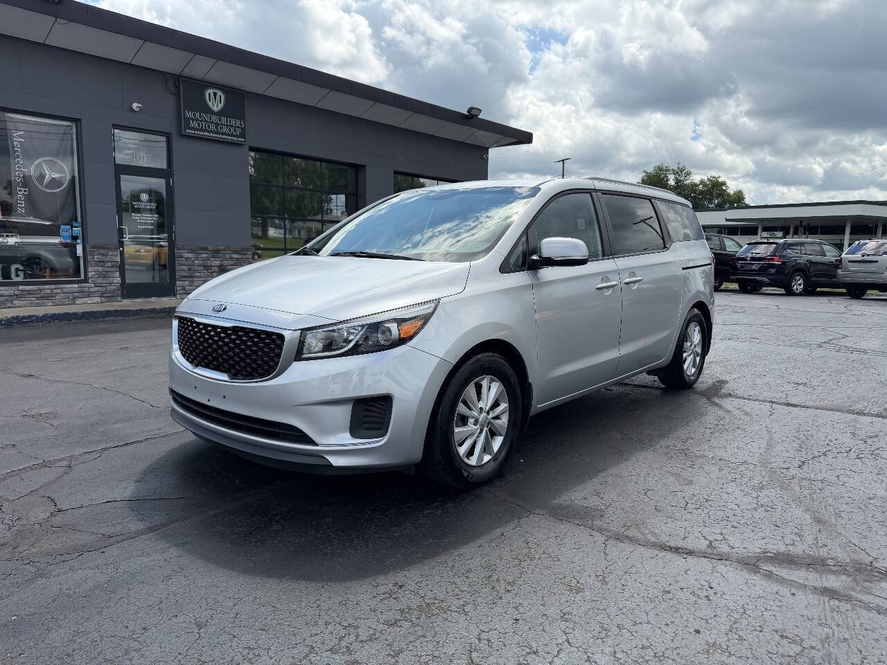 Used 2016 Kia Sedona LX w/ Option Group 020 FWD image 2