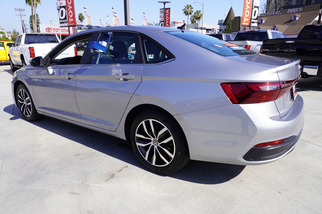 Used 2025 Volkswagen Jetta SE image 5