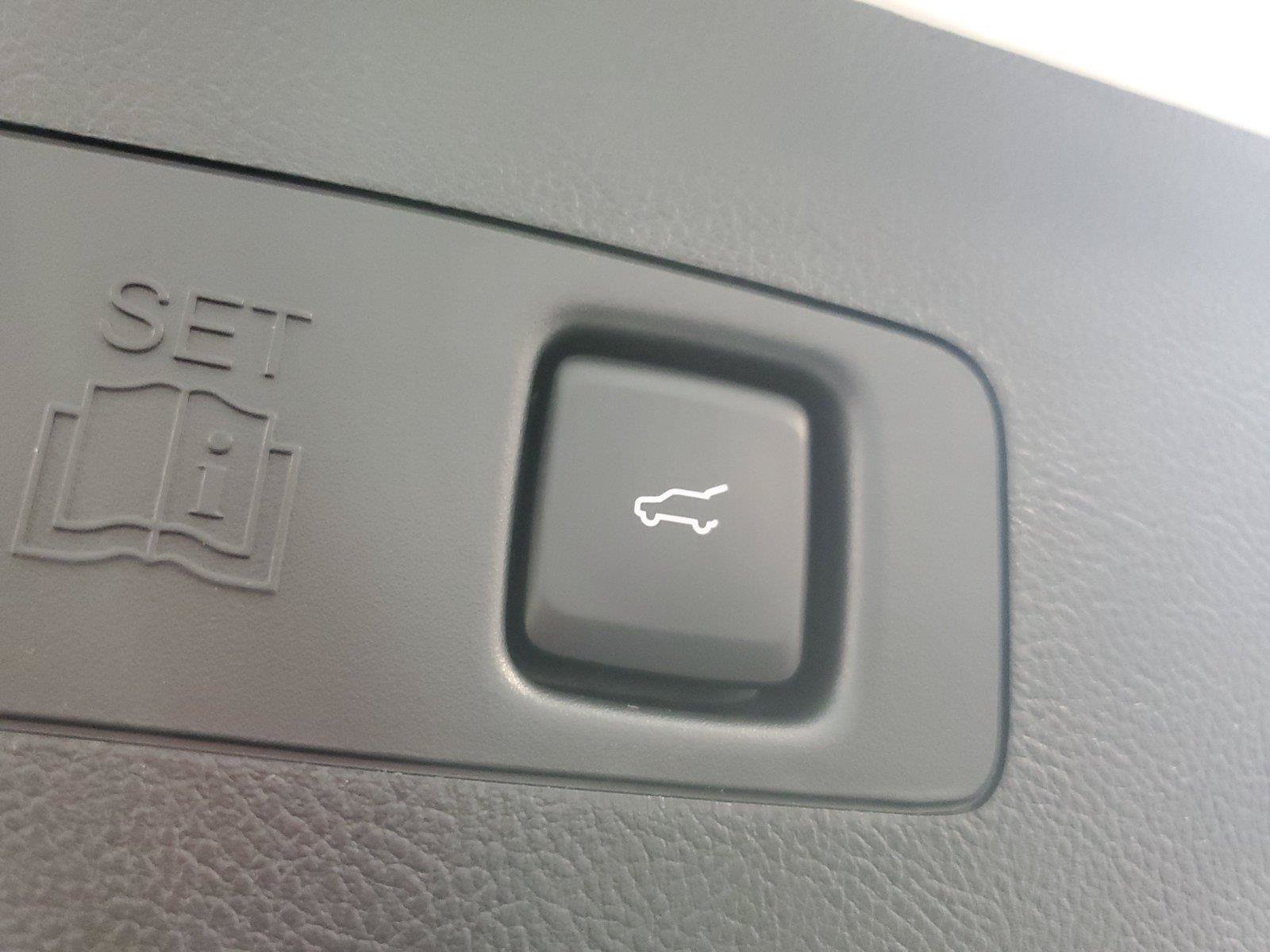 Used 2026 Lincoln Corsair Reserve w/ Rear Removable Package Tray FWD image 9