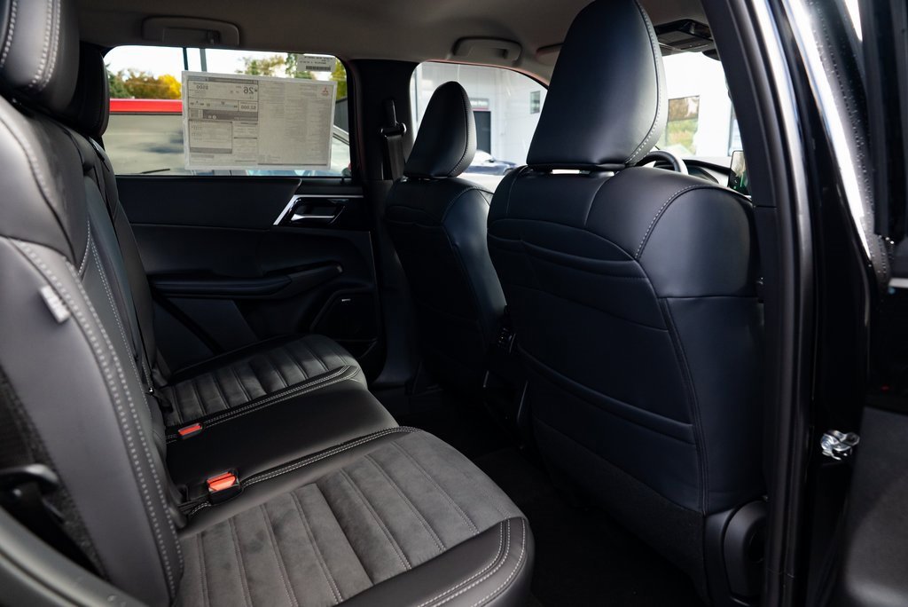 New 2025 Mitsubishi Outlander SE image 23
