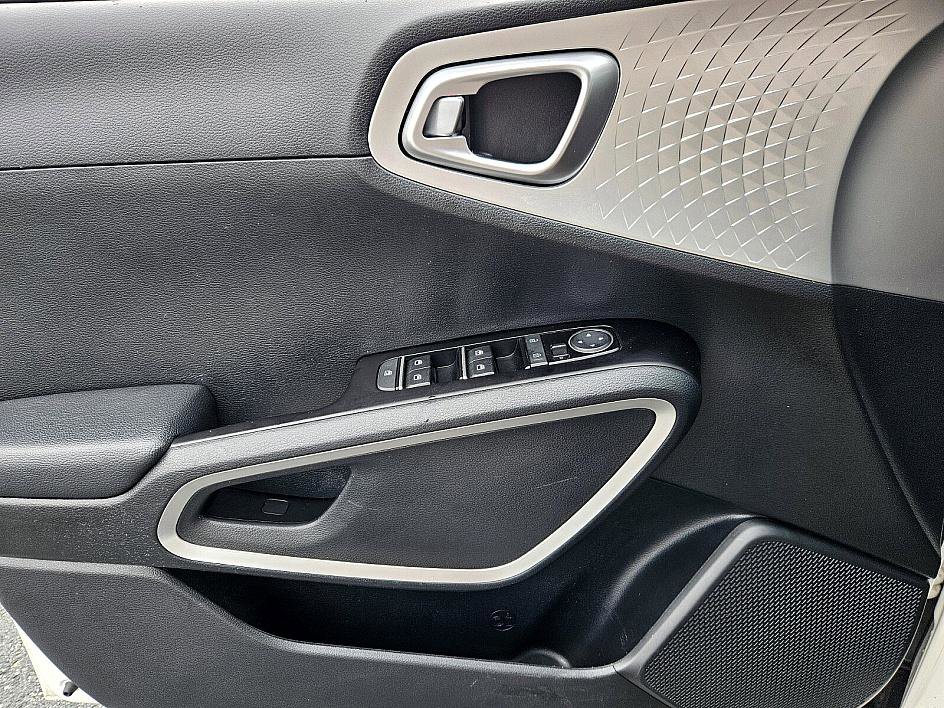 Used 2022 Kia Soul LX image 28