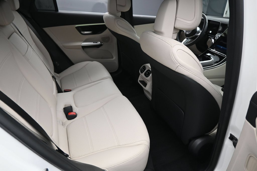 Used 2025 Mercedes-Benz GLC 300 4MATIC image 29