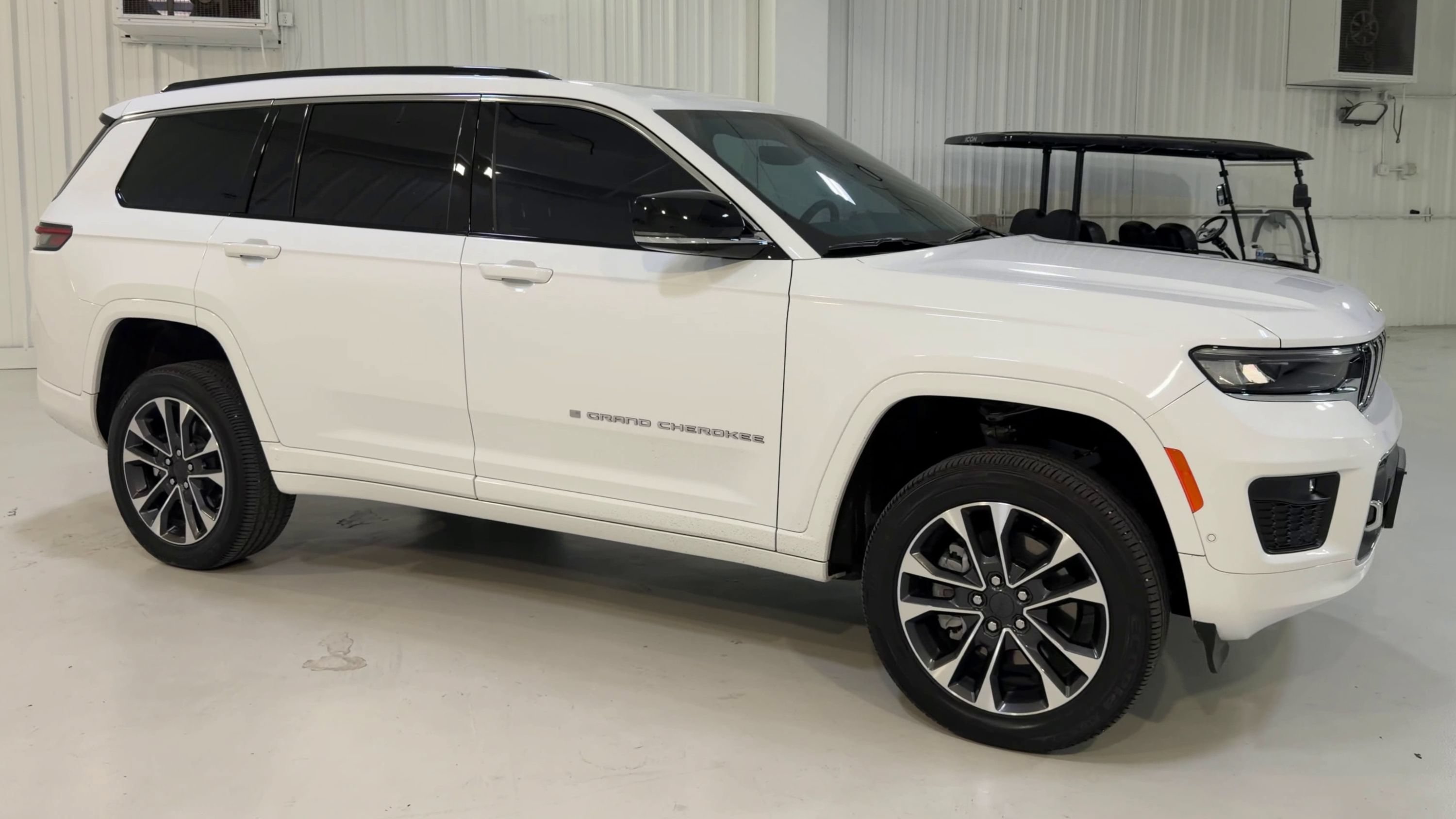 Used 2025 Jeep Grand Cherokee L Overland AWD/4WD image 3