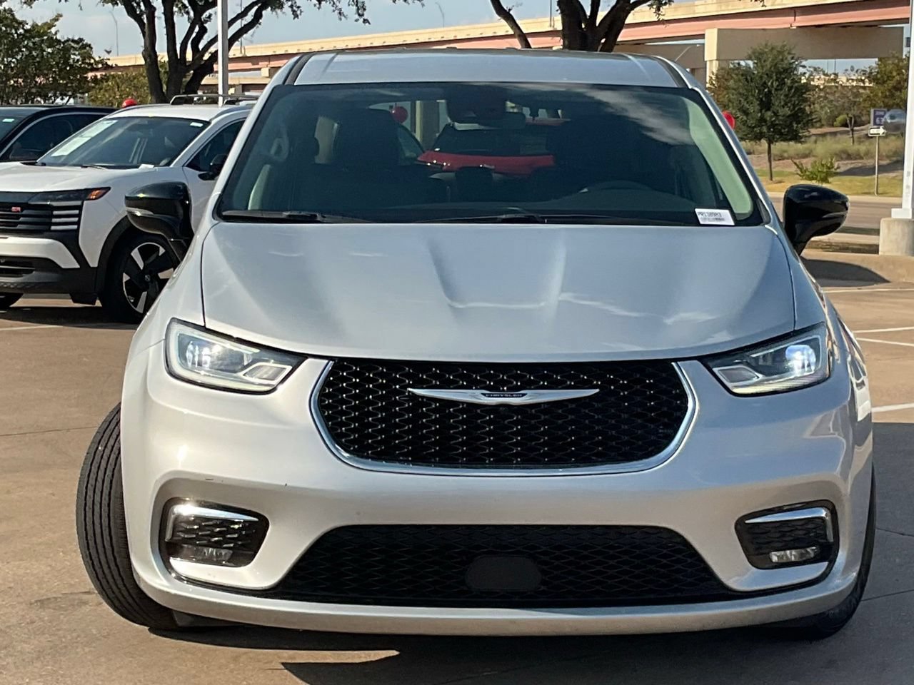 Used 2024 Chrysler Pacifica Touring-L FWD image 2